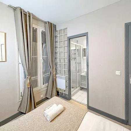 Outstanding In Apartment Paris